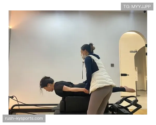 陈一冰退役后还在坚持五点起床练核心?这自律看得我手机都拿不稳了 陈一冰退役后还在坚持五点起床练核心?这自律看得我手机都拿不稳了
